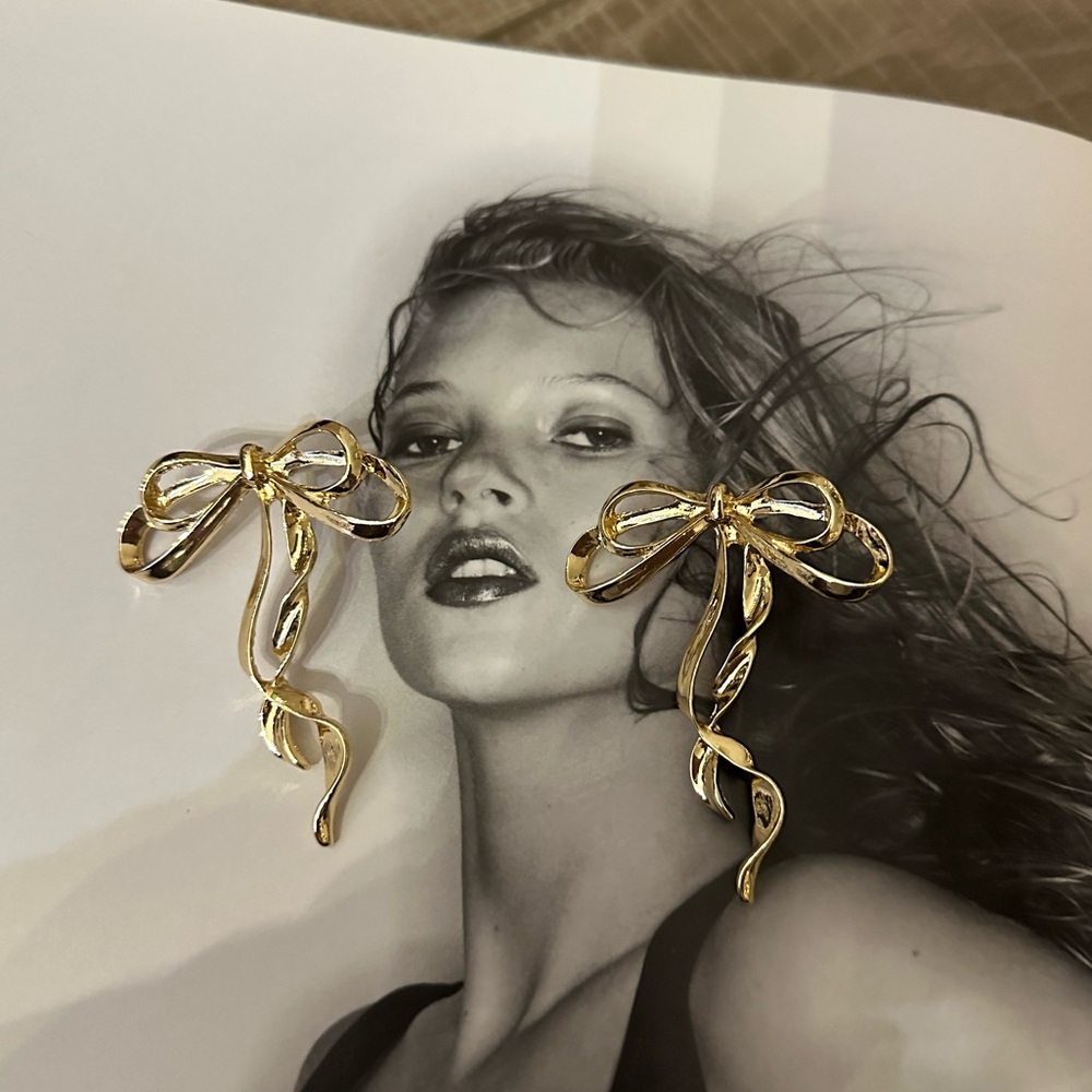 Chic Gold Bow Earrings NWT